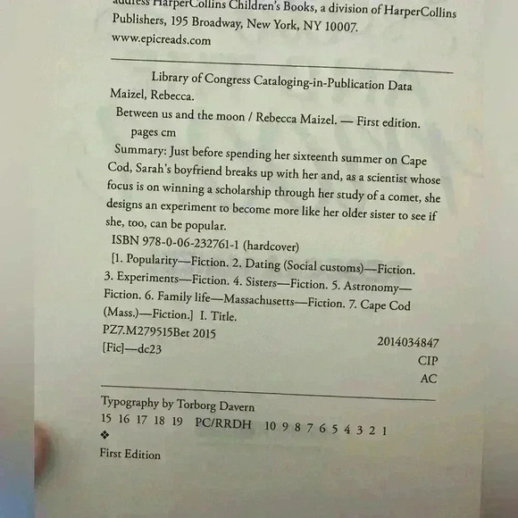 Between Us and the Moon by Rebecca Maizel hardcover book 1st edition! - Picture 7 of 7